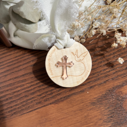 etiquettes en bois pour dragées et présent baptêmes thème colombe paix