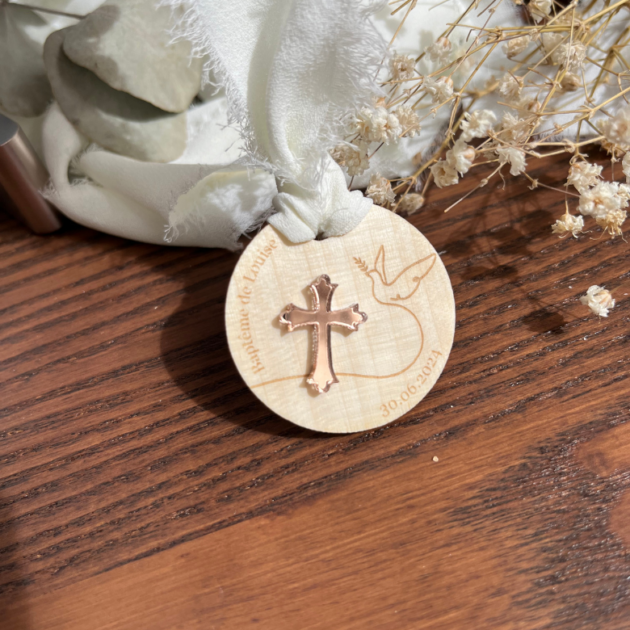 etiquettes en bois pour dragées et présent baptêmes thème colombe paix