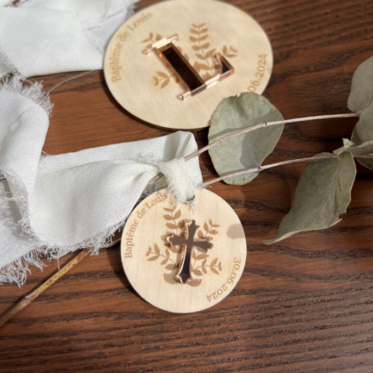 etiquettes cadeaux en bois 4cm thème feuillage parfait pour décorer les dragées