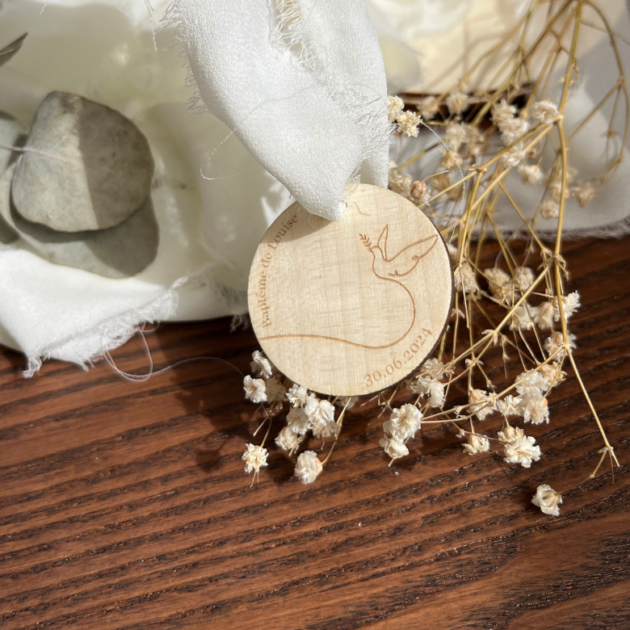 etiquette en bois pour décoration de dragées thème colombe