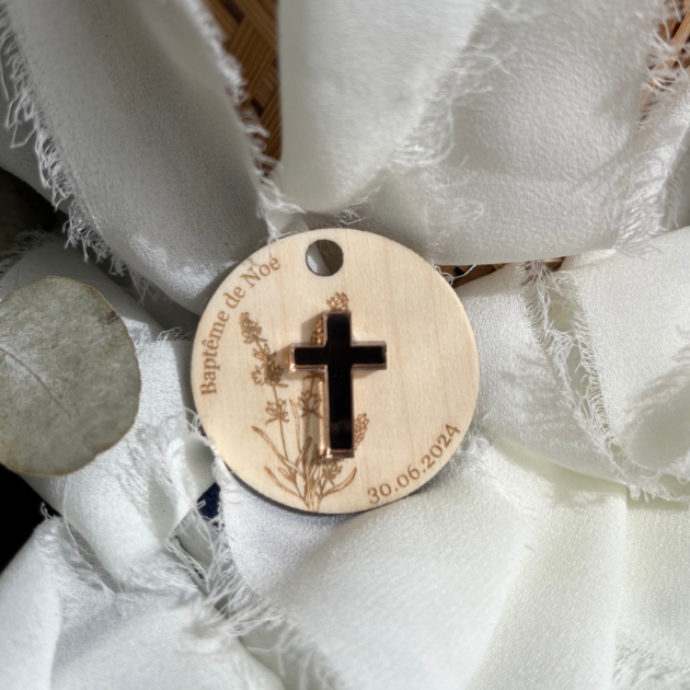 étiquette en bois et croix en miroir or rose pour cadeaux d'invité